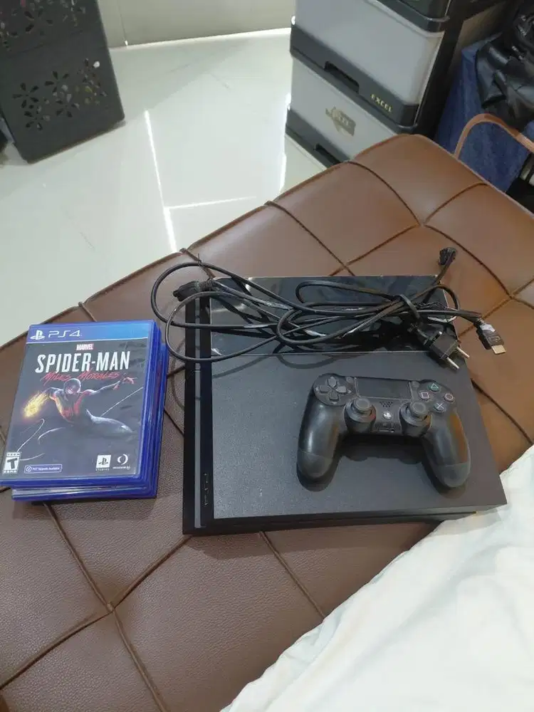 PlayStation 4 + 4 Games