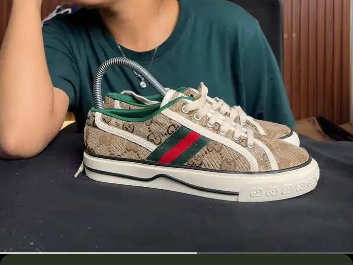 Sepatu second branded wanita dan pria