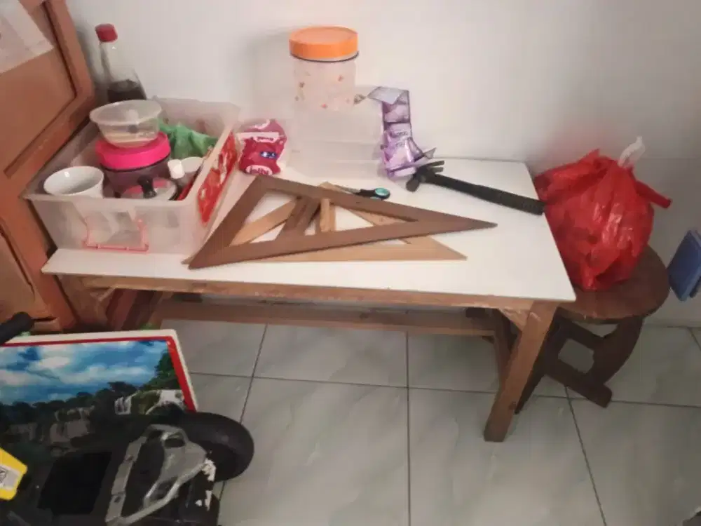 Meja kecil terbuat dari kayu kuat danbkokoh