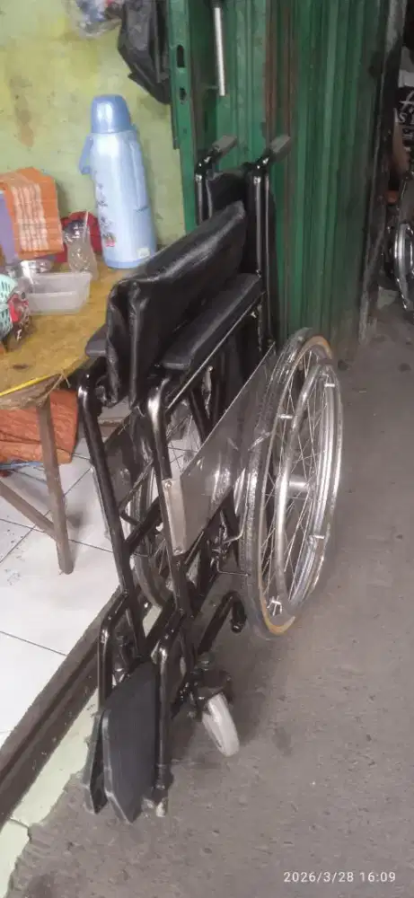 Kursi roda bekas siap pakai