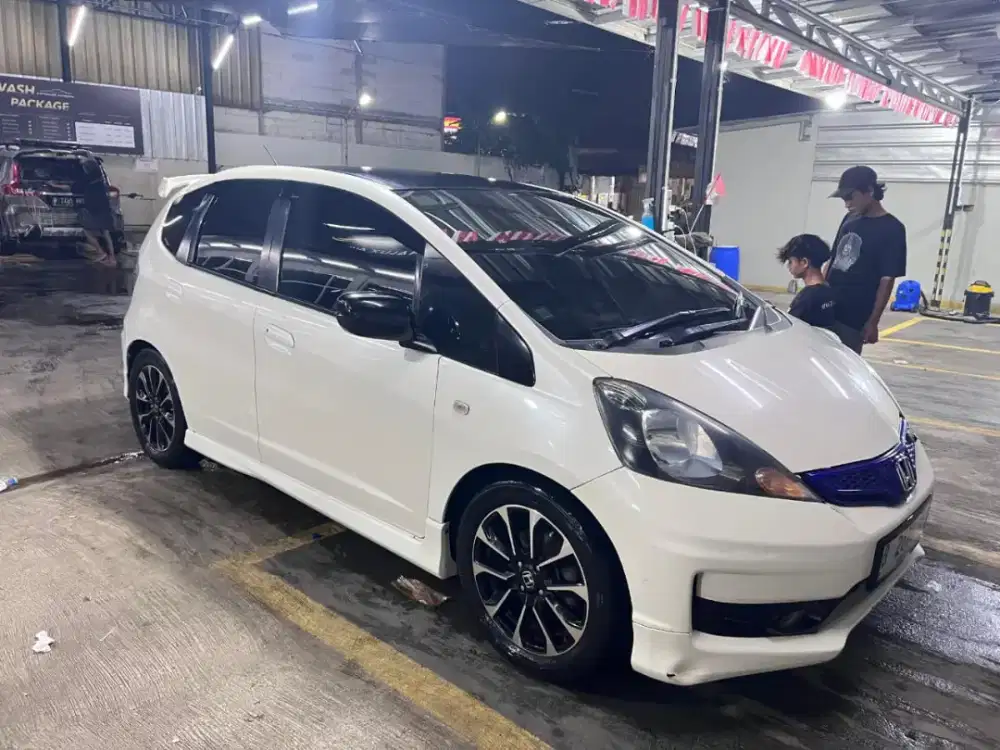 Honda jazz ge8 gen 2 matic putih 2010