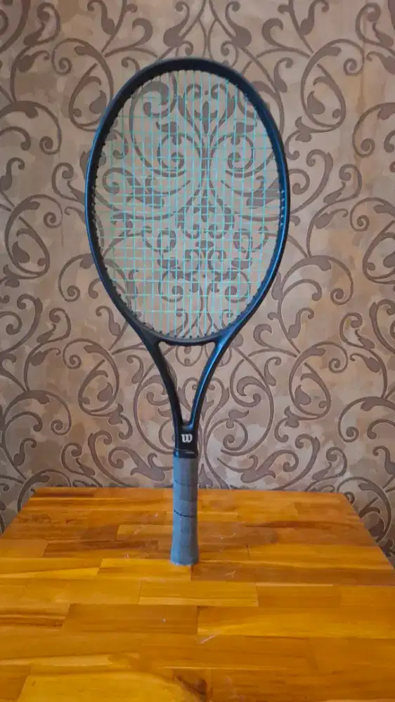 Raket tenis merk wilson profile