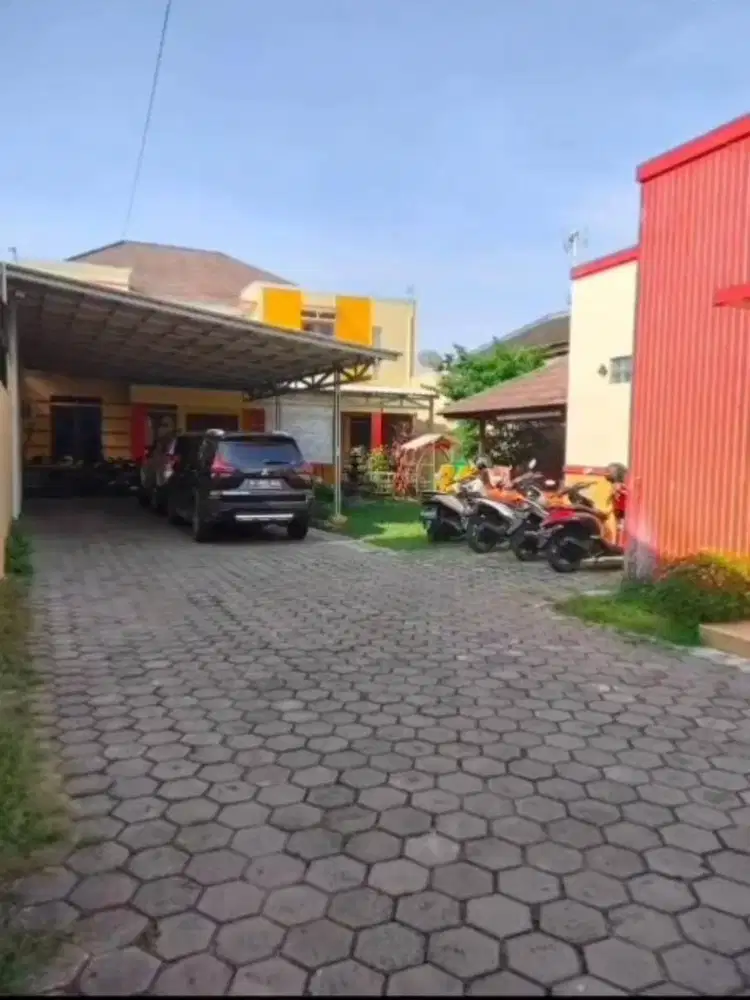 Rumah asik ada bangunan untuk usaha