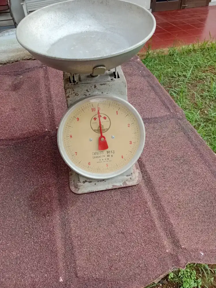 Timbangan  pasar five goats