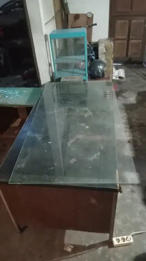 meja dengan kaca, L, meja lawas apa ada nya. kaca utuh 150 x 80, 5mm.
