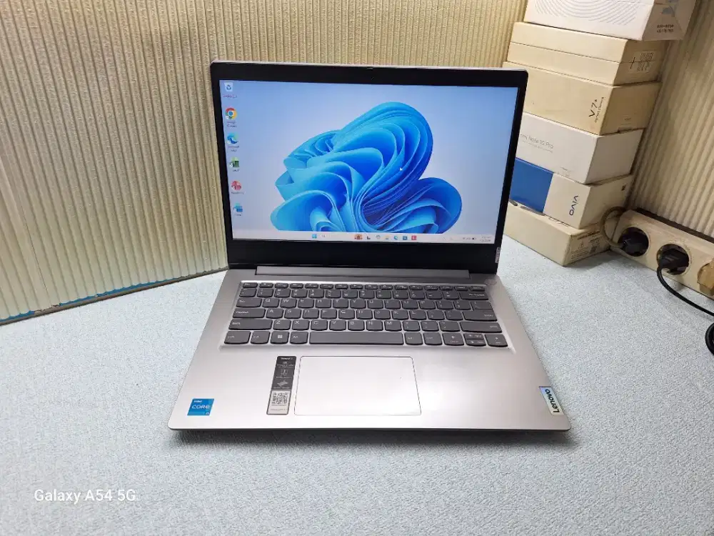 laptop siap pakai, tanpa minus.