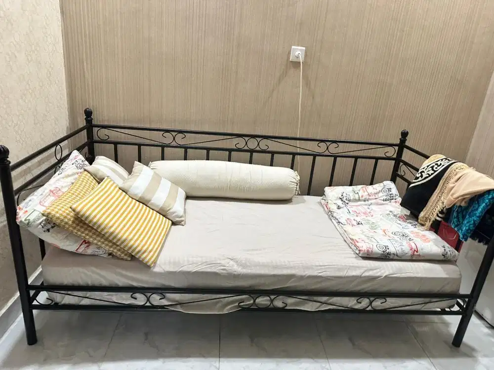 Day Bed ( Tempat Tidur Santai )