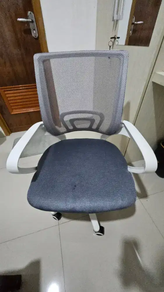 Kursi kerja atau belajar bisa naik turun