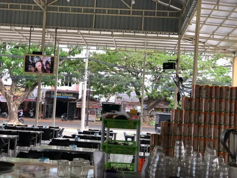 Dibutuhkan waiters yang serius