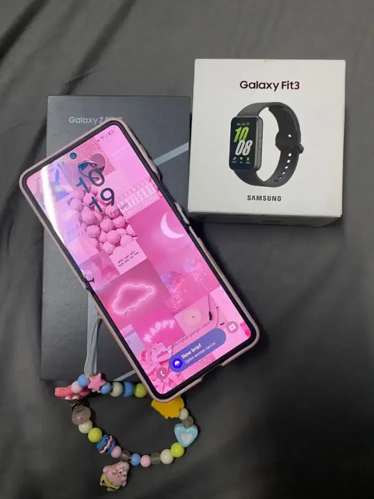 Samsung Galaxy  z filip7, lipat warna hitam pemakaian cewe