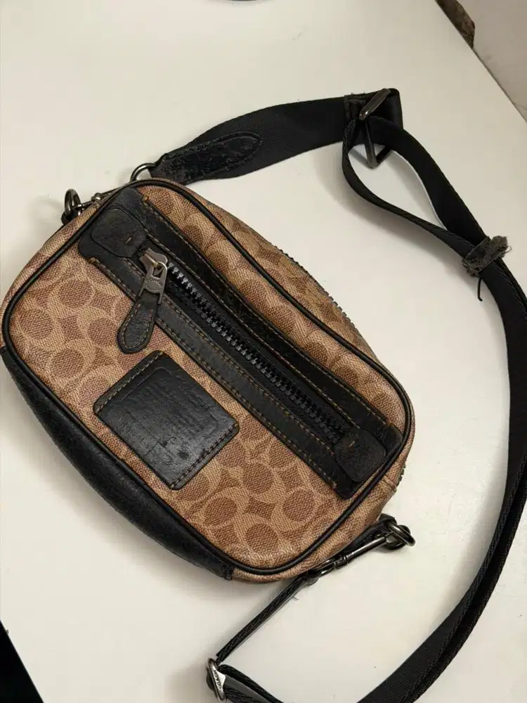 Coach Academy Crossbody in Signature Canvas warna KHAKI