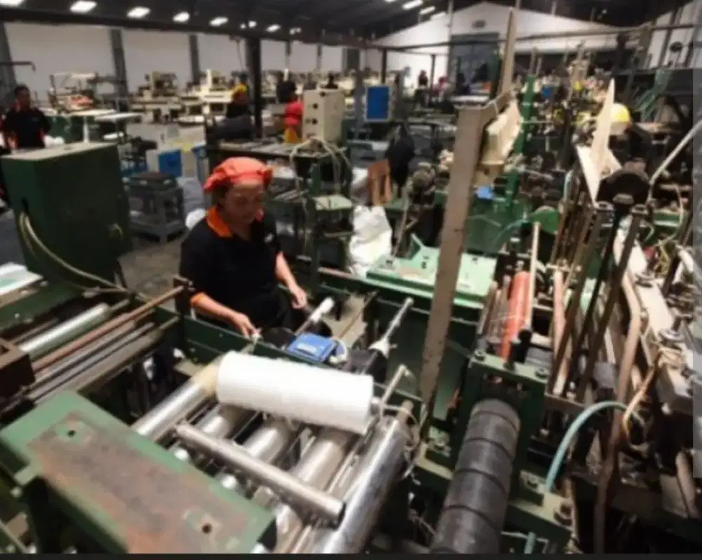 Di cari operator mesin plastik daur ulang