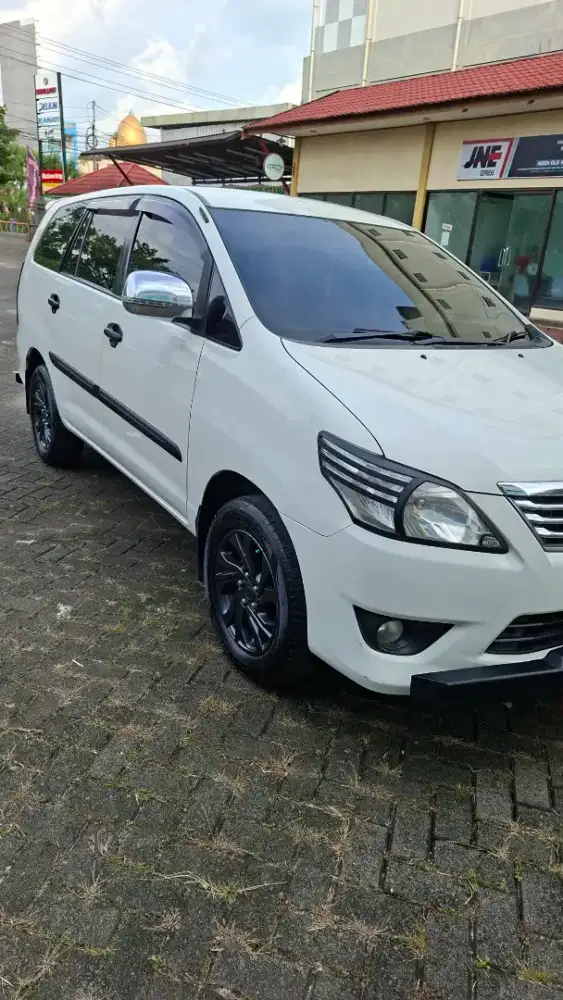 Di jual innova 2013 pemakaian pribadi terawat bodi mulus mesin halus,