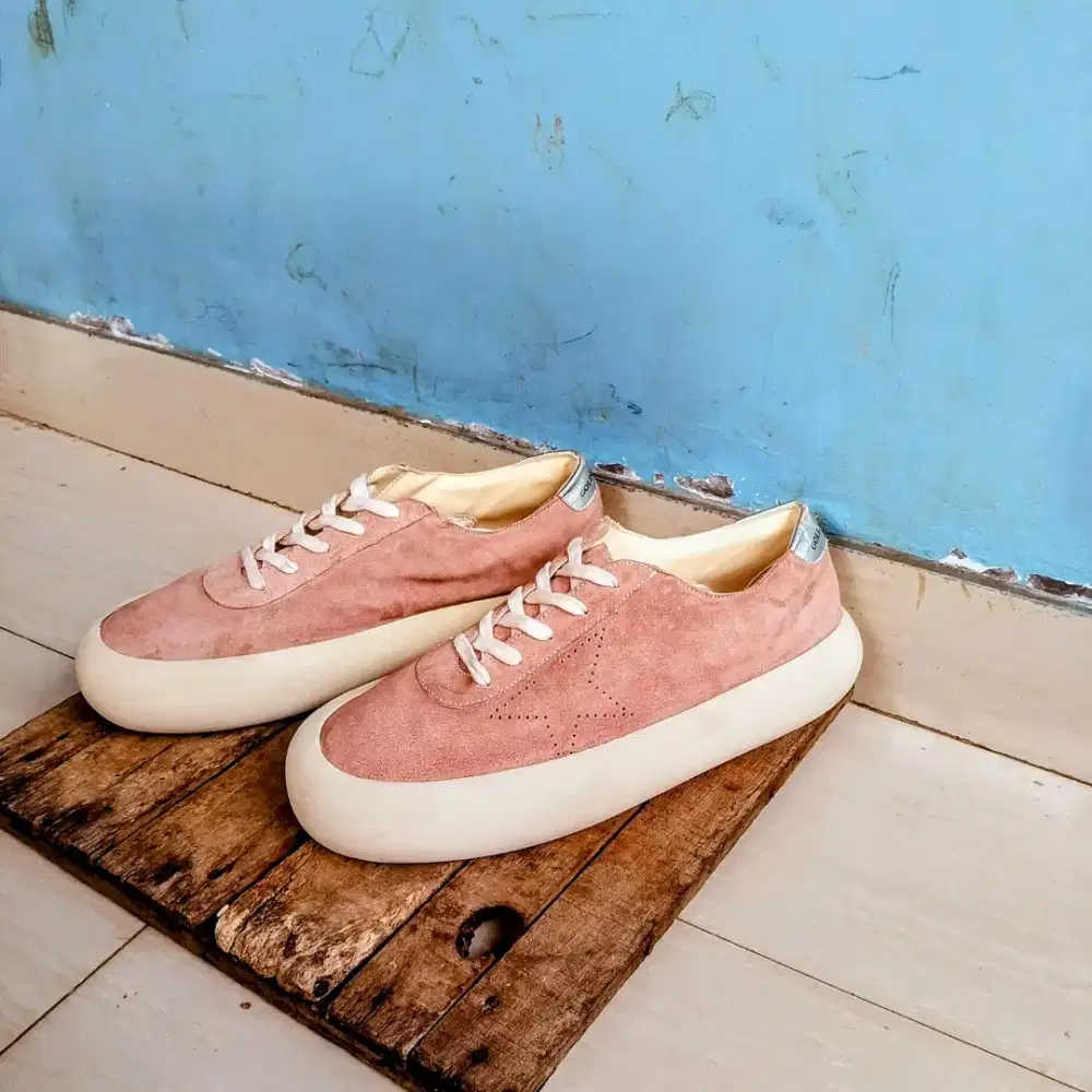 Sepatu Golden Goose Space