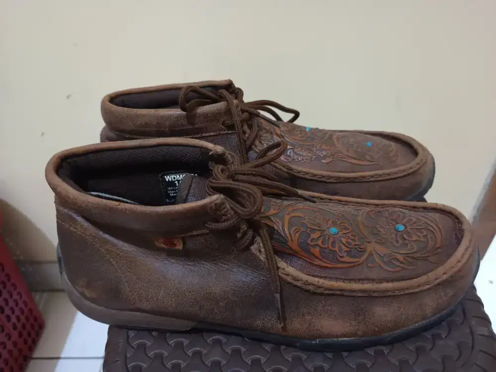 Sepatu pantofel kulit vintage motif batik