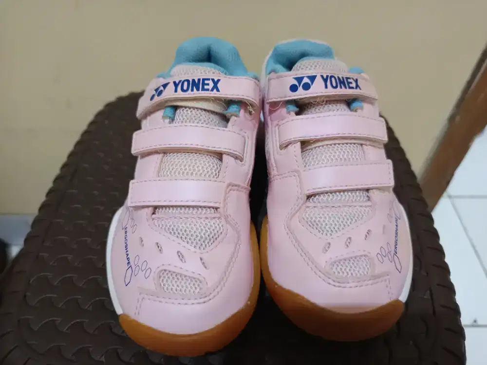 Sepatu badminton yonex