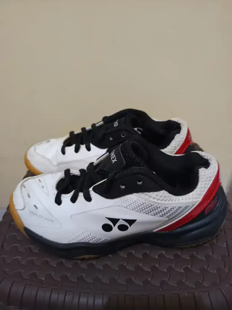 Sepatu badminton merk yonex
