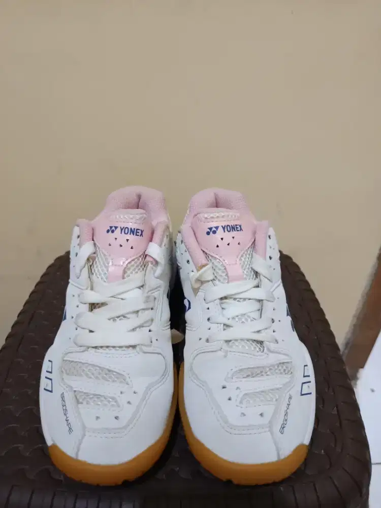 Sepatu badminton yonex new