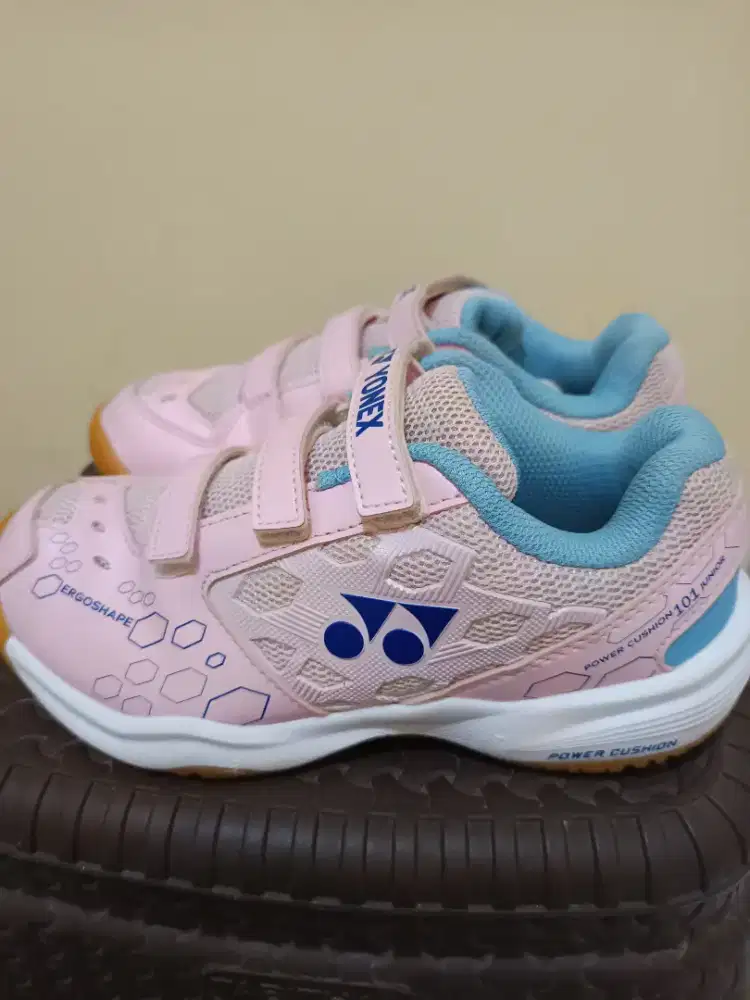 Sepatu badminton merk yonex wanita