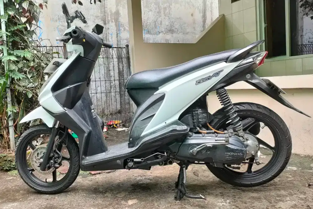 Di jual motor Honda Beat karbu warna putih tahun 2012