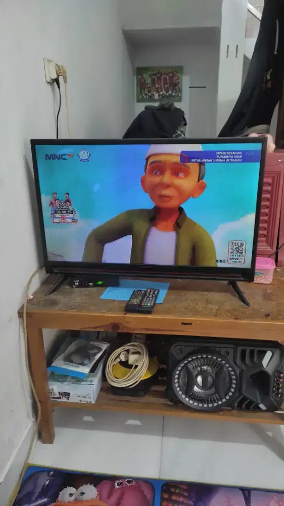 dijual cepat tv merek Sharp 32 inch , bekas.