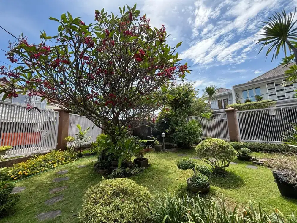 Jarang ada! Jual Rumah Mewah di Nginden Intan Surabaya.