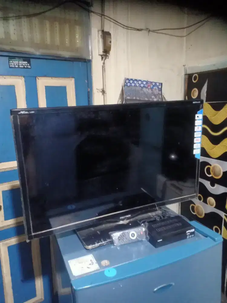 Jual TV Polytron 32 inci masih segel Uda sama set top box tingal pakai