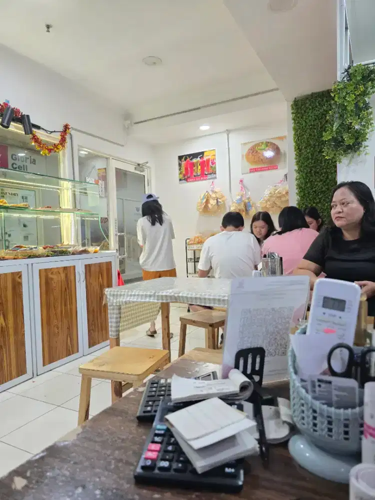 Dibutuhkan waitress, asisten koki dan kurir