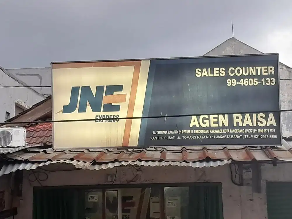 Neon Box JNE besar ada lampu