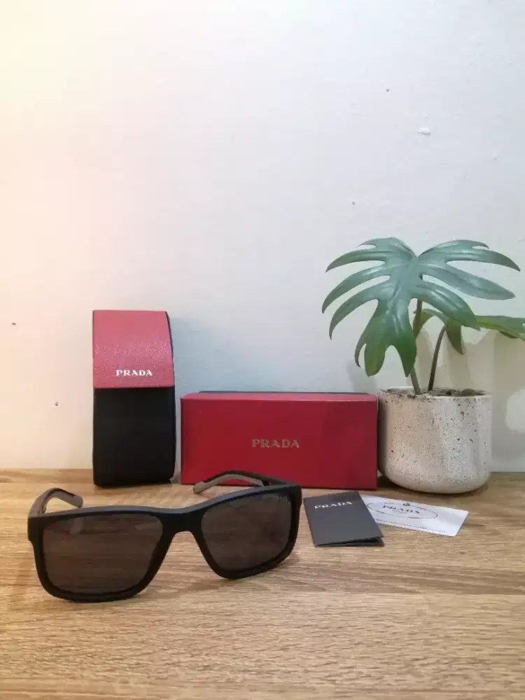 Kacamata prada hitam