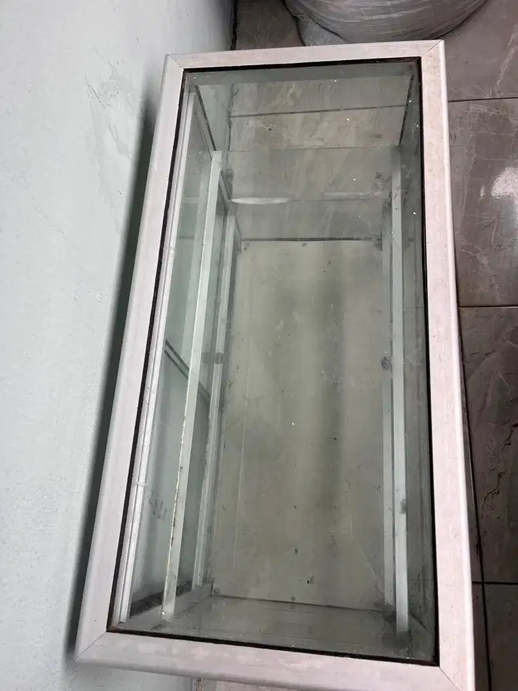 Etalase makanan seken