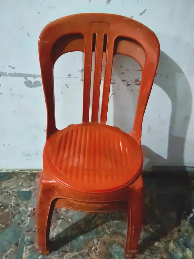 Kursi Plastik Second Sandaran Nyaman, 2 Warna Merah | Preloved