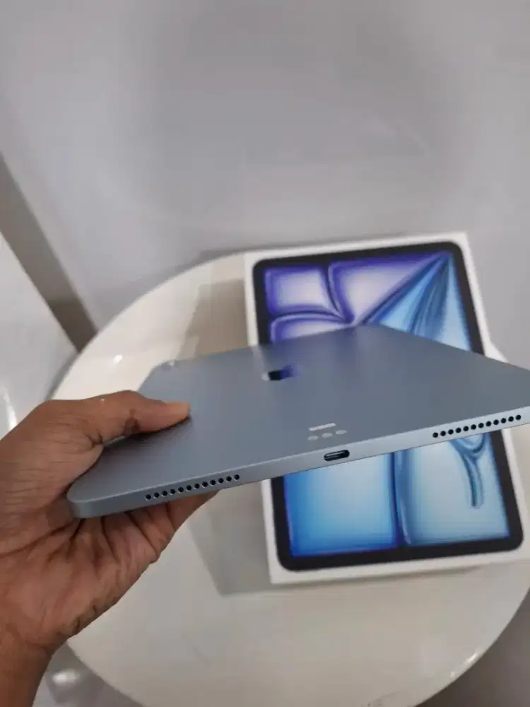iPad Air M3 256gb WiFi only iBox blue like new