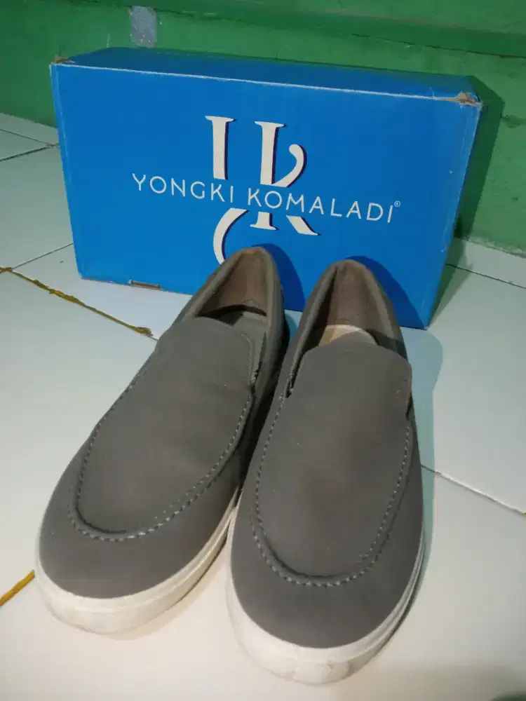 Sepatu Slip On Yongki Komaladi Size 43 Warna Abu-Abu