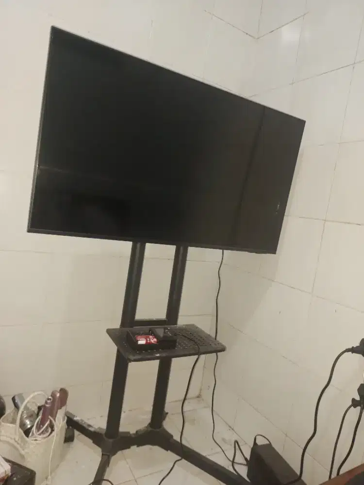 Samsung Crystal UHD DU7000 43inch + Standing Bracket