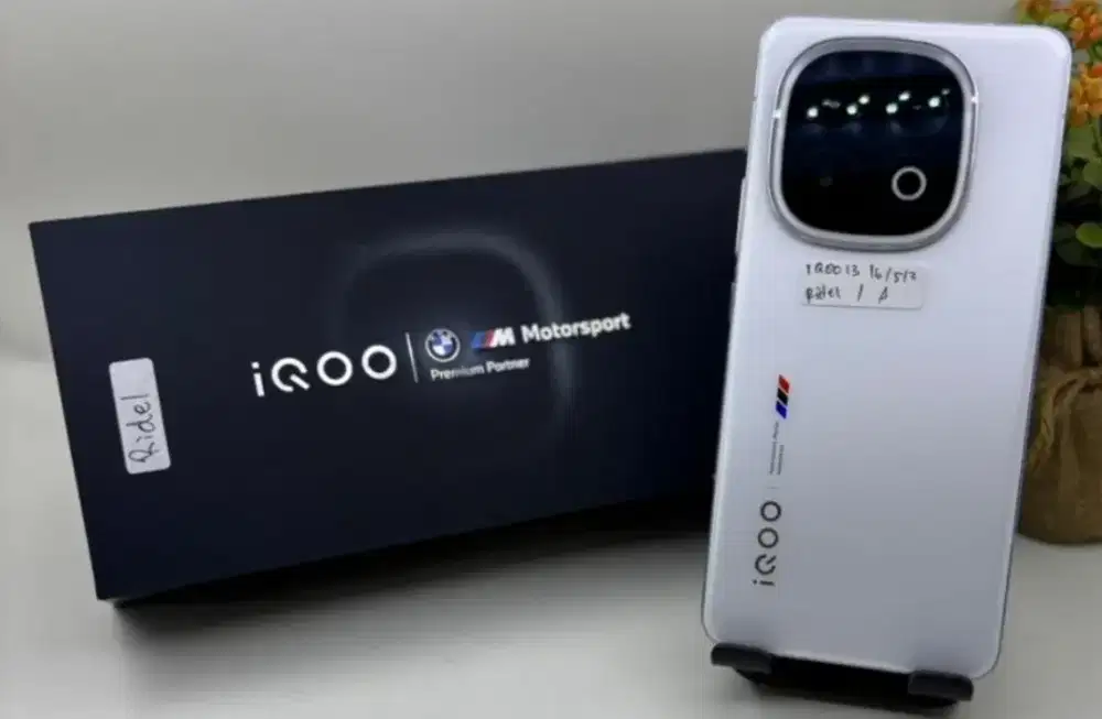 vivi iqoo 13 ram 16gb 512gb warna putih mulus tidak ada minus