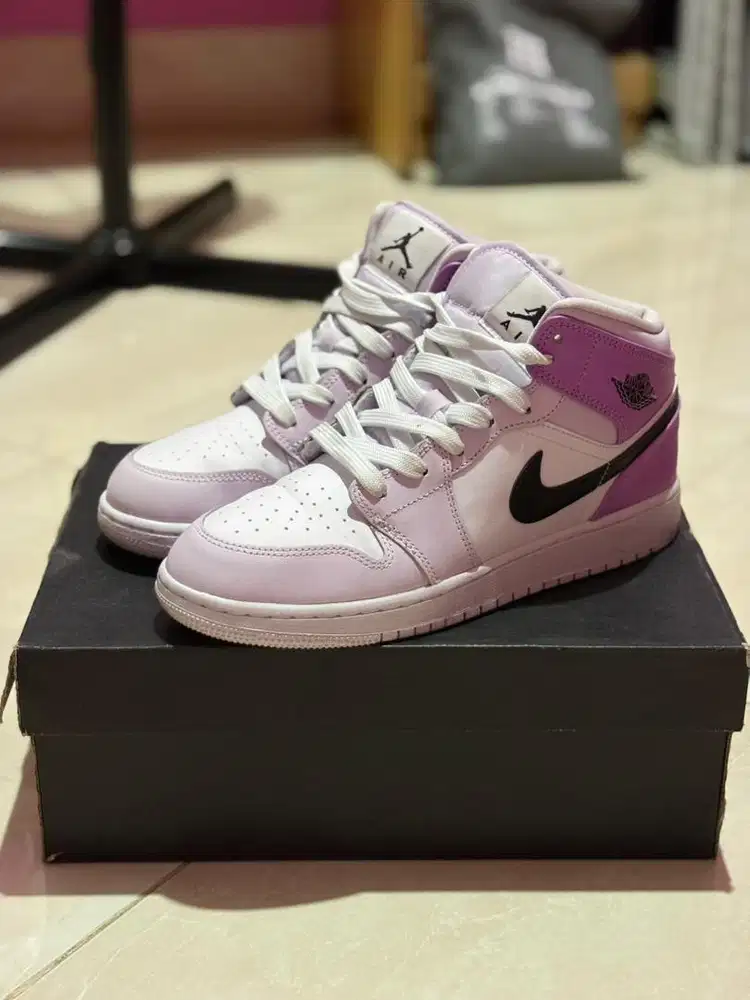 AIR JORDAN 1 MID BARELY GRAPE