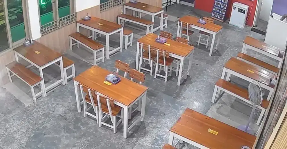 Meja dan kursi makan panjang