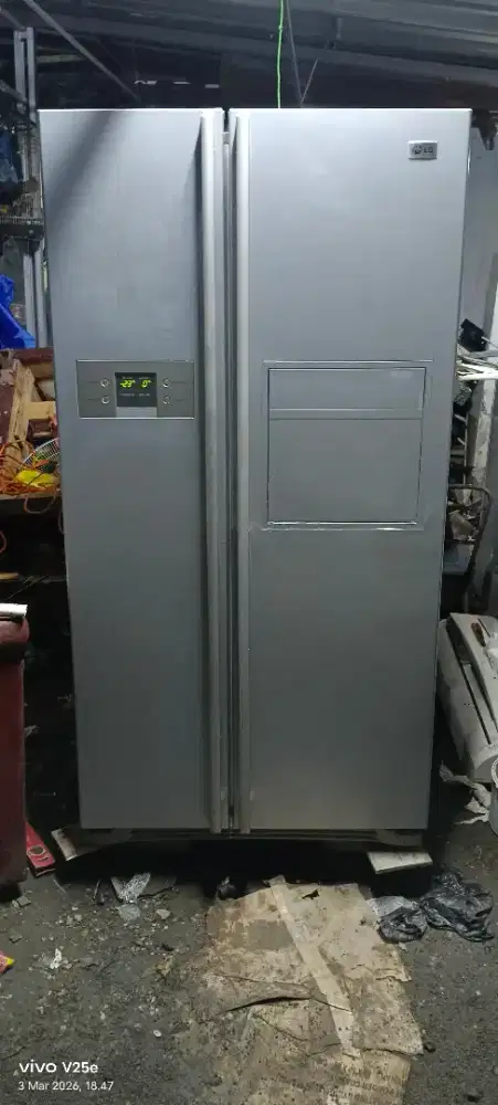 Dijual kulkas LG side by side