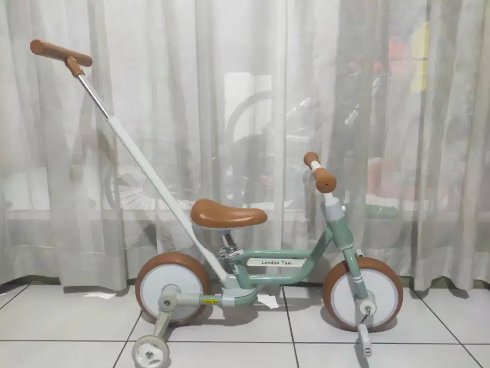 Sepeda anak London taxi