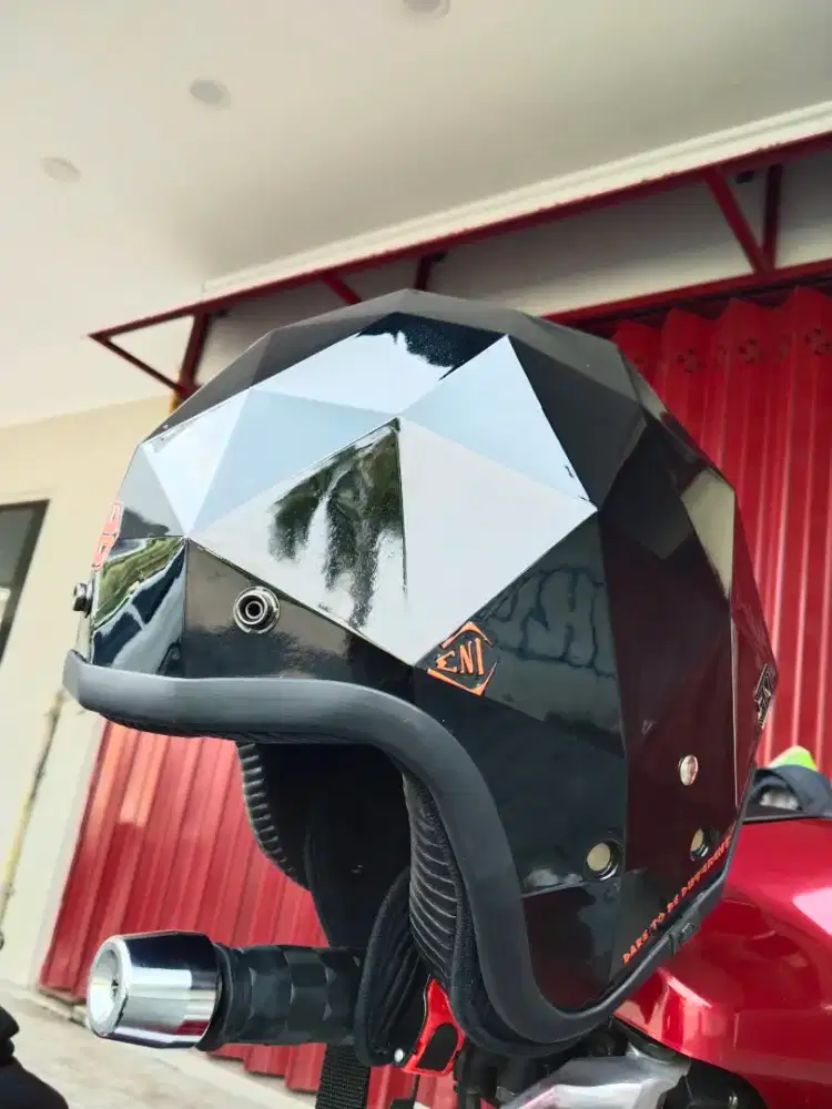 Helm Unik Black Diamond sudah SNI