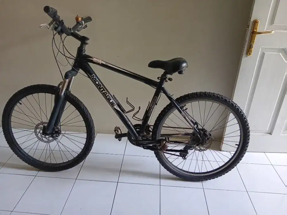 Sepeda merk  Montague ban Tebal