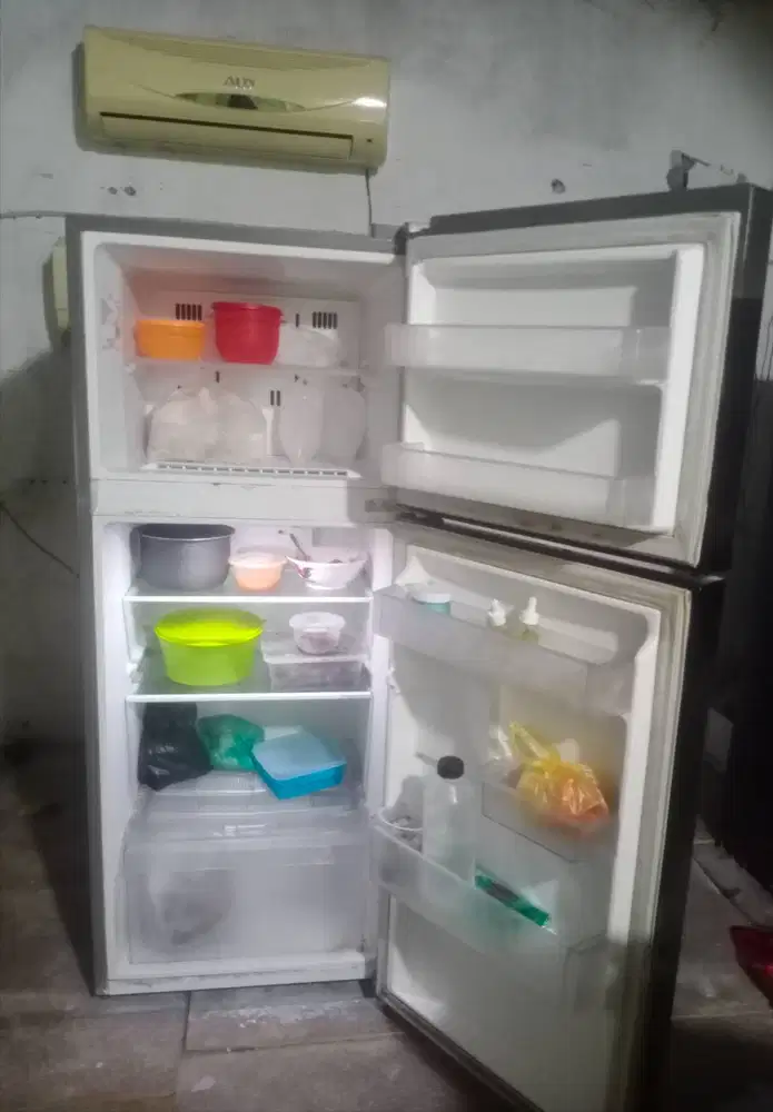 Kulkas 2 pintu LG (diantar dalam kota Padang saja)