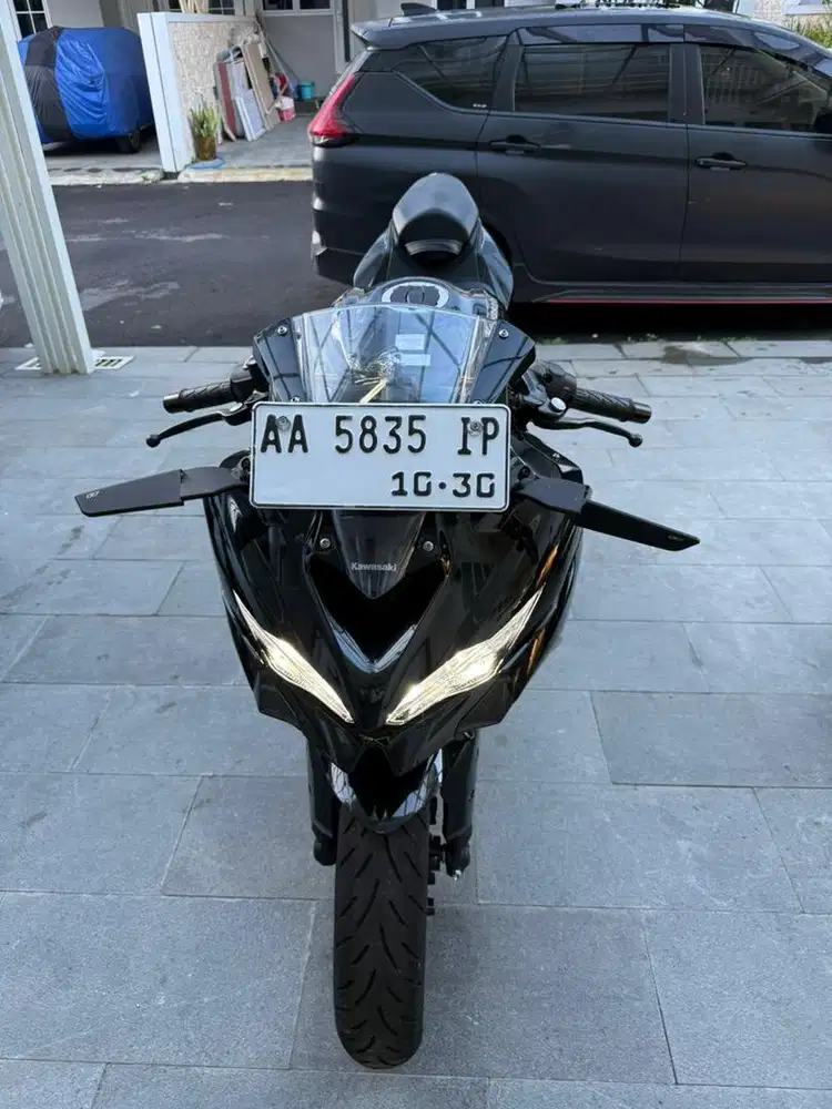 Kawasaki ZX 25R Hitam mulus tampak baru