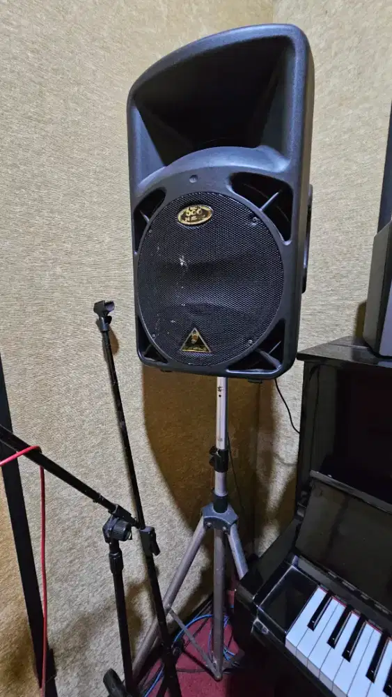 Sepasang sound system behringer