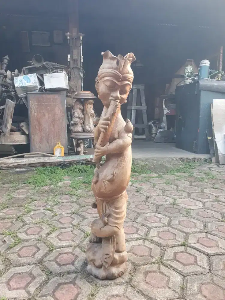 Patung bali antik pemain seruling jumbo