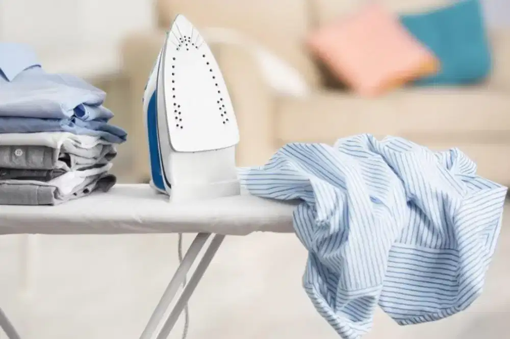 Karyawati laundry ( setrika Uap)