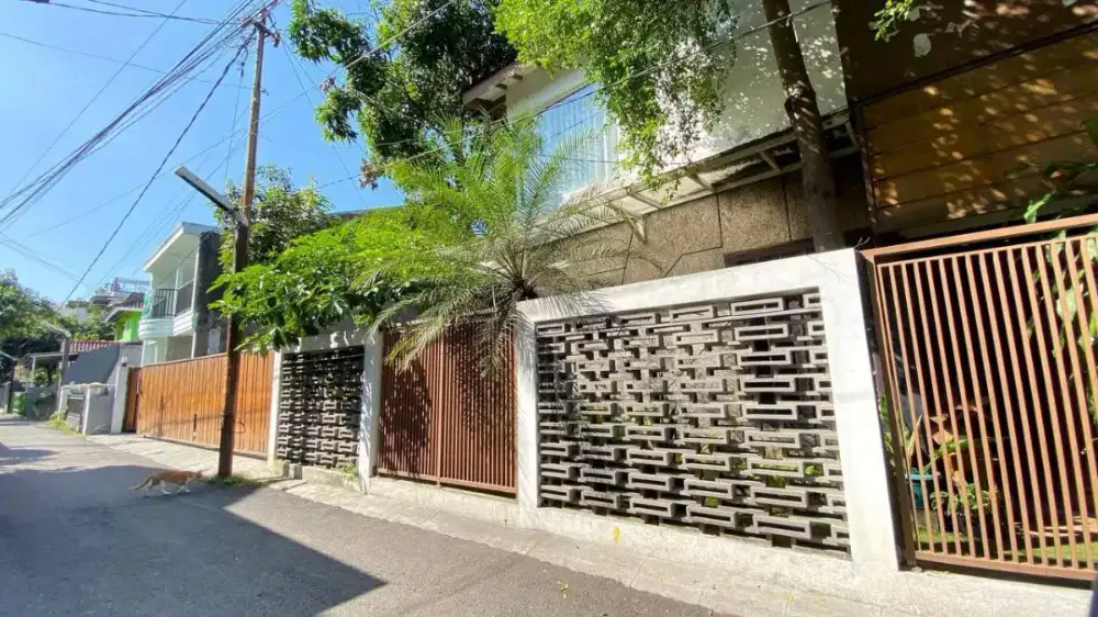 Rumah besar  strategis murah hitung tanah di  Arcamanik Bandung