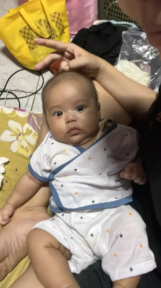 Dibutuhkan baby sitter pulang atau menginap.