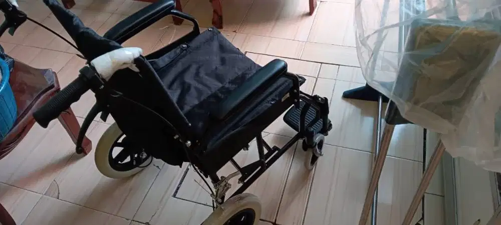 KUrsi Roda untuk Lansia